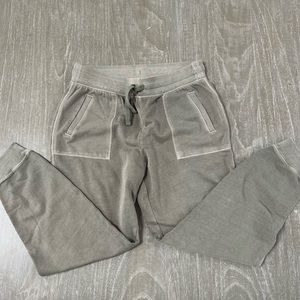 Old Navy ladies army green joggers. NWOT. Size medium.